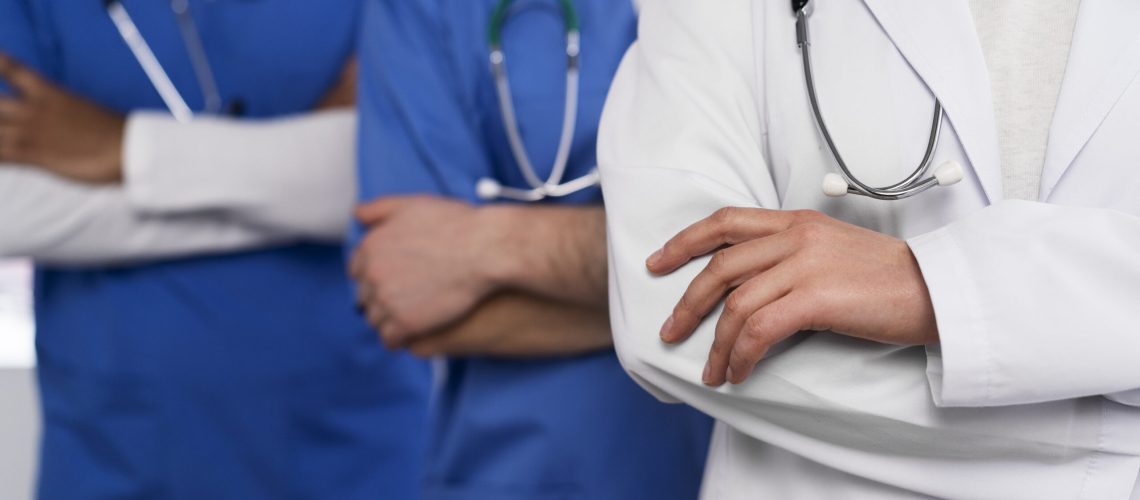 equipe-de-enfermeira-e-medico-pronta-para-o-dia-trabalho